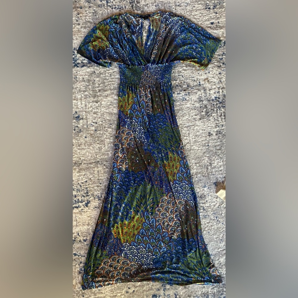 5th & Love Medium maxi dress, floorlength, V-neck, short sleeve.